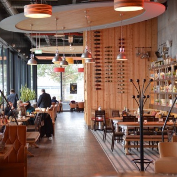 Jetzt anmelden und vernetzen: Der JKN-Bar-Abend im ALEX Frankfurt Skyline Plaza